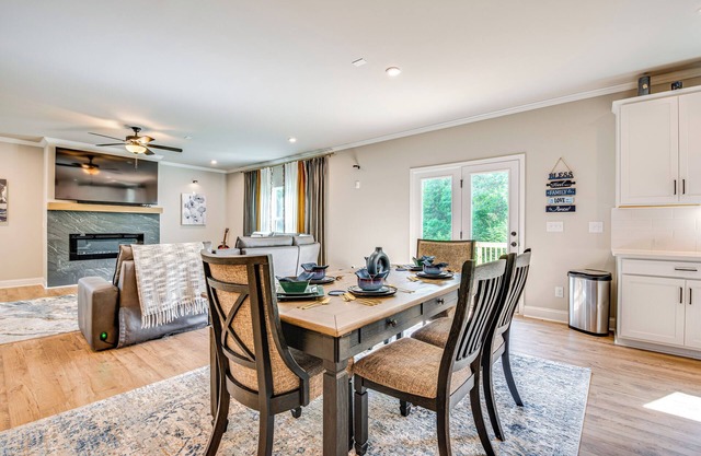 11 Mi to Dtwn: Luxe Atlanta Retreat w/ Deck & Yard