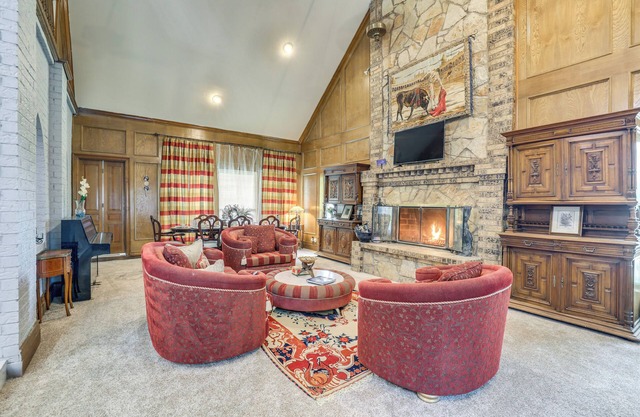 11 Mi to Dtwn: Luxe Home w/ Pool in Fort Worth