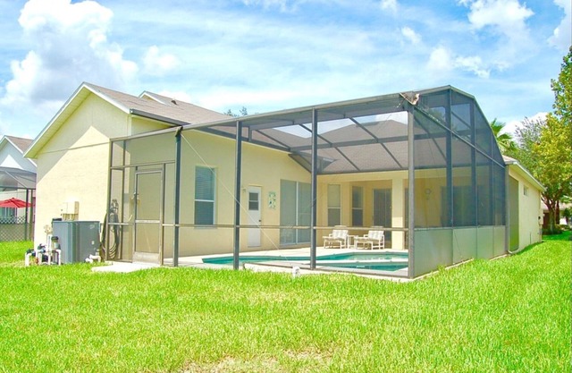 1103 Executive 5 dormitorios, 3 baños Piscina con orientación oeste y vista de conservación.