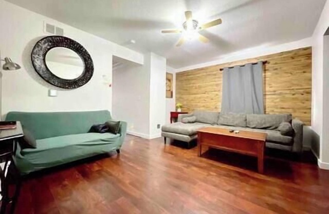 1129#4 / Prime Downtown Dubuque, Cozy Brick Charm