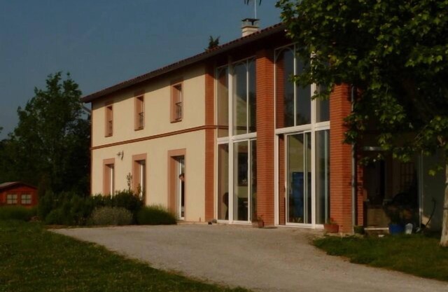 A tiro de piedra de Toulouse pero en el campo, tranquilo. Piscina, aire acondicionado, plancha ...