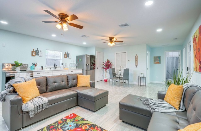 12 Mi to Dtwn Tampa: Vibrant Home w/ Outdoor Space