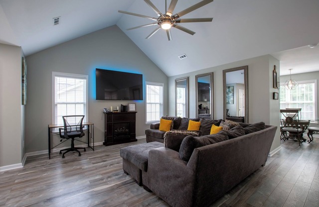 12 minutes to Wet 'n Wild Water Park! Family-sized 3 bedroom cozy happy home!