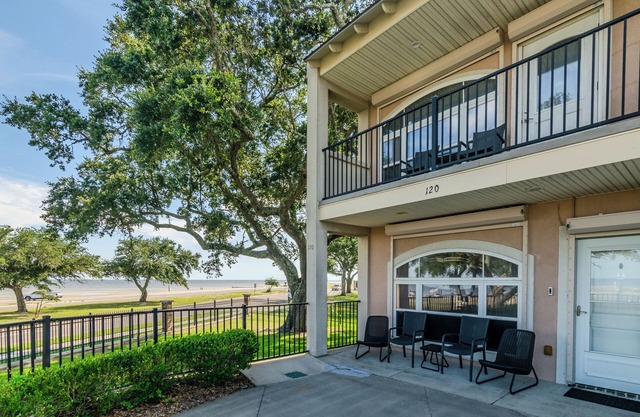 120 Beau Clair - Beachview Townhome with Balcony and Deck in Long Beach