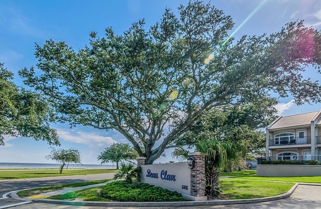 123 Beau Clair - Beachside Townhome with Balcony and Pool in Long Beach