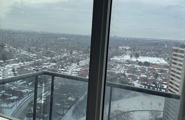 12mins to Toronto Pearson Airport Furnished room available gym access included