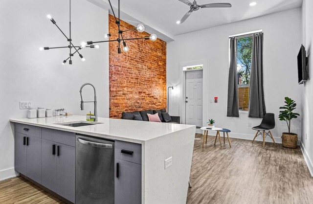 14-2 Luxury Loft-FREE Parking