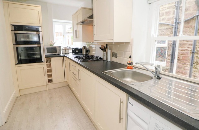 15 Calton View