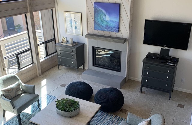 ¡150 pasos a la arena! Hermoso condominio 2Bd / 2Ba con vista al mar. Duerme 8