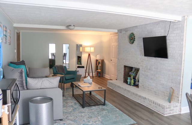 15min from downtown. Perfect couples vacation, Porch, patio. Pet-friendly!