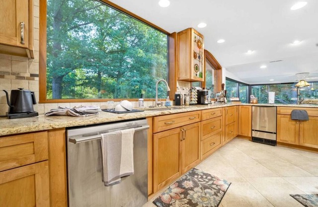 18 Acre Farm - Pickleball, Pond, Outdoor Kitchen