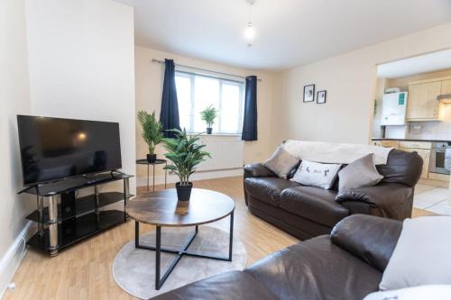 18FWC, 2 Bedroom, Sleeps 4, Town Centre Location, Secure Parking