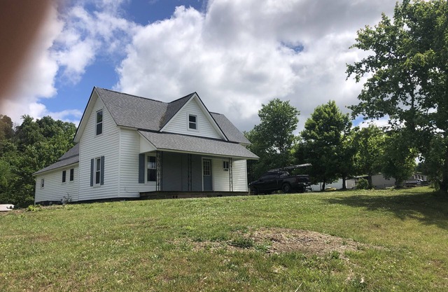 1900 Farm House directly between Pigeon Forge and Knoxville