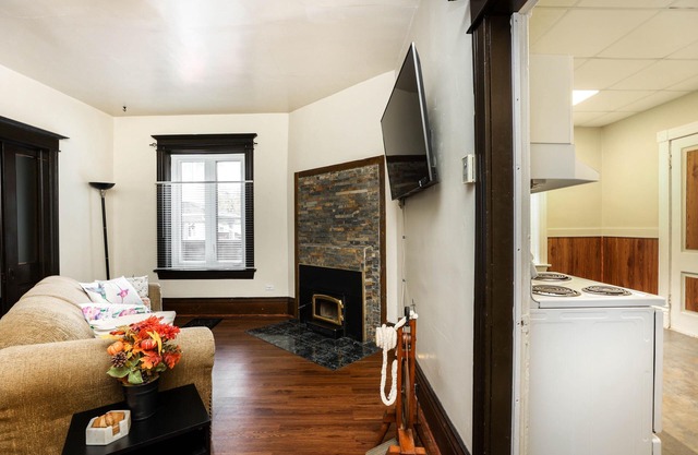 1908 Hummingbird's , Unique Apartment in the Wolseley area of Winnipeg