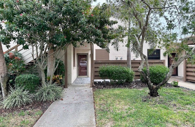 191 Pineneedle Drive- Bradenton- Ground level Condo-2 Bedroom / 2 Bath,...