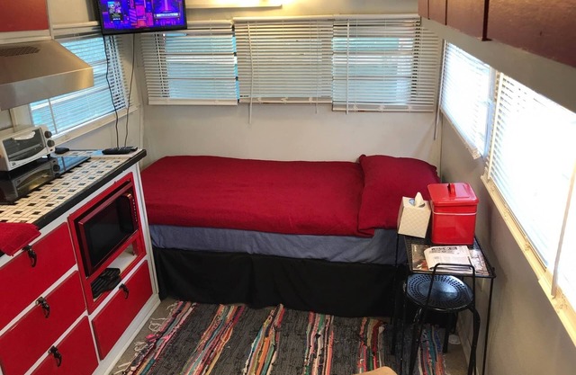 Experiencia retro de los años 50. RV clásico. La Camper más pequeña del mundo.