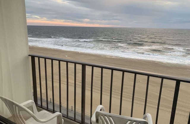 1BR Boardwalk Stay / Ocean Views