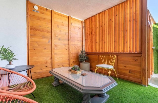 1BR Mid-Century Apt w/ Patio, Near LAX & Beach