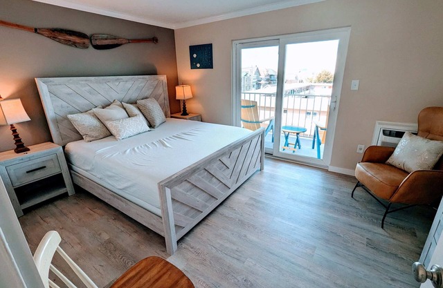 1BR Pent. Ste /pullout sofa/1 block Beach/Boards