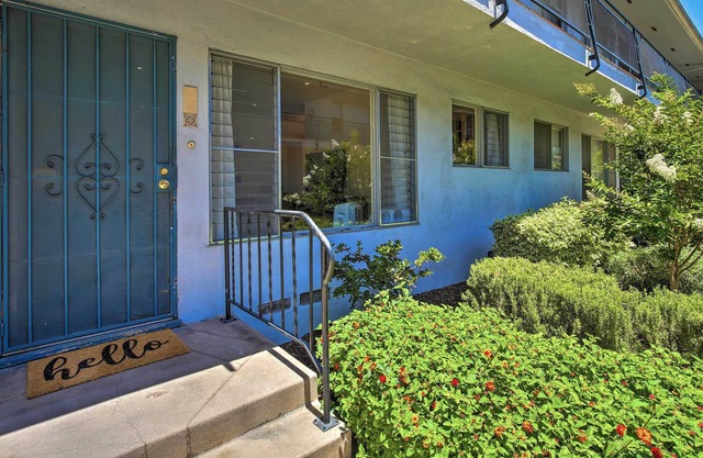 1st-Floor Long Beach Condo: Walk to Eateries