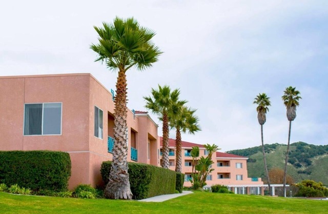 2 Avila Beach Rooms w/ Pool, Free Parking + Full Kitchen & Balcony