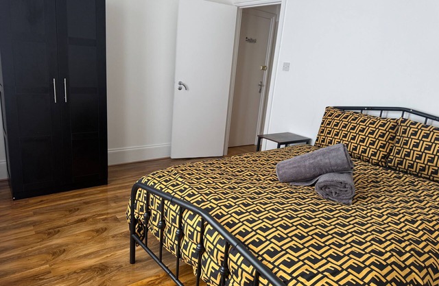 2 Bed Flat - Sleeps 4 - Parking - Wifi