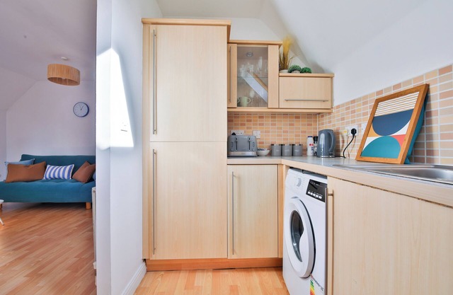 2 Bed House Near Beach with Free Parking