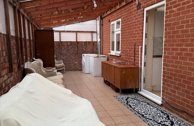 2 Bed-sleeps 4-private Patio-pets-near Heathrow