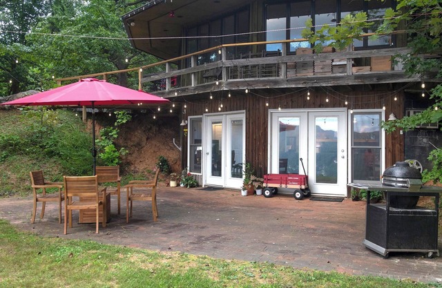 2 Bedroom Apartment overlooks WCU and Cullowhee NC with hot tub and the view wow