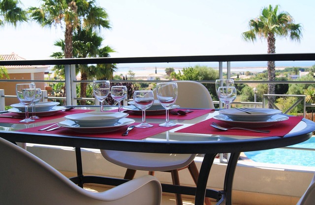Apartamento de 2 dormitorios con vistas al mar, cerca del campo de golf para 4 personas