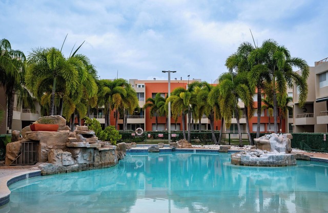 Hermoso Condominio en Cabo Rojo; 3 Piscinas, AC, WiFi, y Reserva de Electricidad