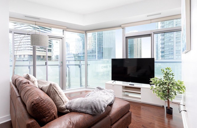 2bedrooms minutes walk to Scotiabank arena, MTCC, Rogers centre