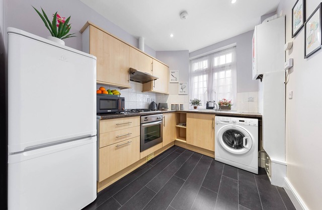 2-bedroom flat with a king-size bed in London, UK.