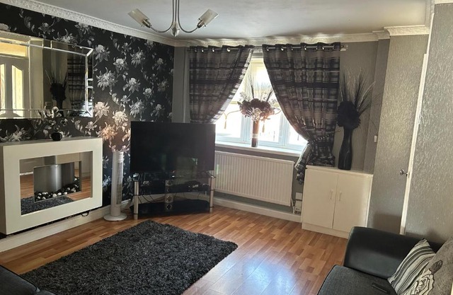 2 bedroom house close to city centre with gated driveway