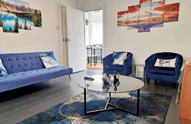 2 Bedroom House in Leeds - Sleeps 5, WiFi, Parking
