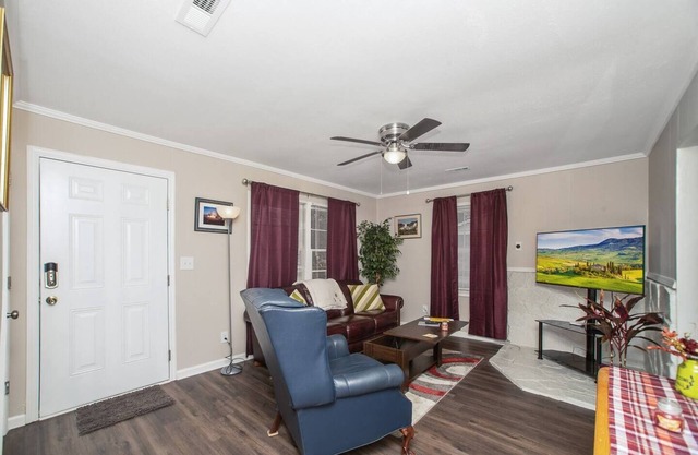2 Bedroom Just Mins. from Shopping & Restaurants