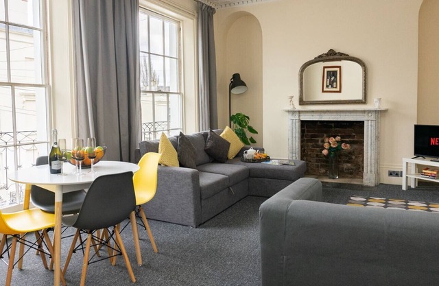 2 Bedroom Modern Central Apartment with FREE Netflix