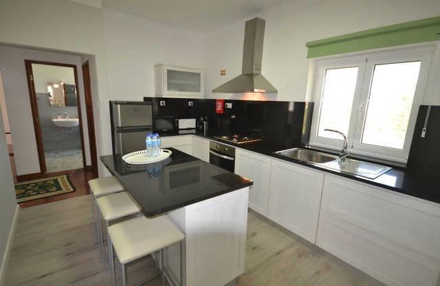 Villa de 2 dormitorios con jardines y piscina.