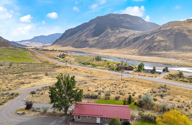 2 bedroom with hot tub near Yellowstone