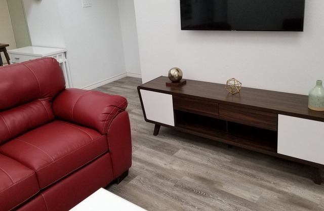 2 Bedrooms apt , Pool , SMU & North Park Mall with washer and dryer