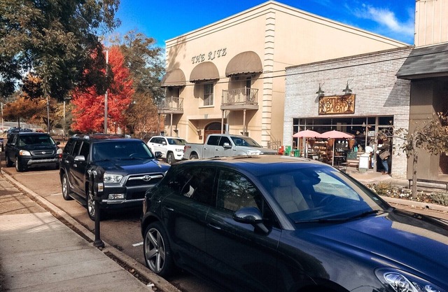 2 BR / 2 BA UNIT! WALKING DISTANCE FROM SQUARE AND CAMPUS!!