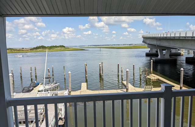 Días divertidos al sol y puestas de sol deslumbrantes, en la bahía, en Ocean City NJ