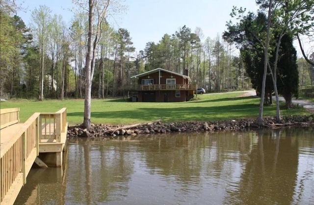 Casa de 2 dormitorios con frente al lago, muelle flotante y lanzamiento de botes