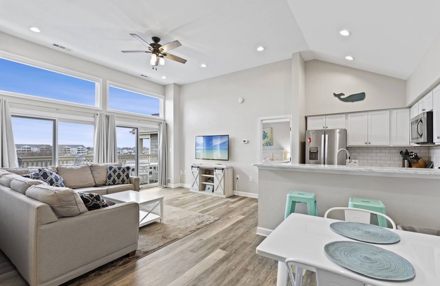 2 BR l 2 BA Condo w/ Large Pool, Large Deck with Bay Views - Quiet Neighborhood