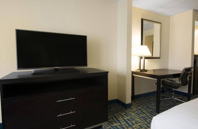 2 Convenient Units, Free Parking Onsite! Near Savannah National Wildlife Refuge