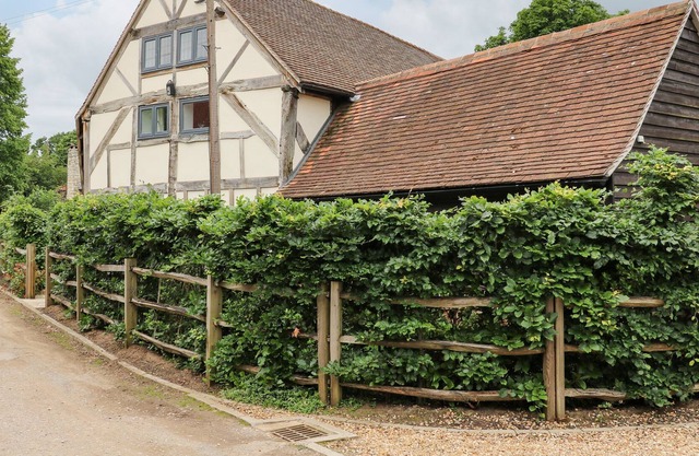 2 GREAT TANGLEY BARNS, pet friendly, with open fire in Wonersh