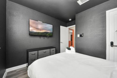 2 Homes Sleeps 8 4BD 2BA Near NRG DT Med Cen