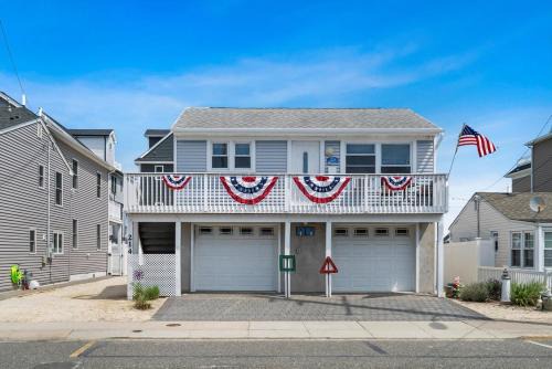 2 houses sleeps 10 - 2 blocks to the beach boardwalk and dinning