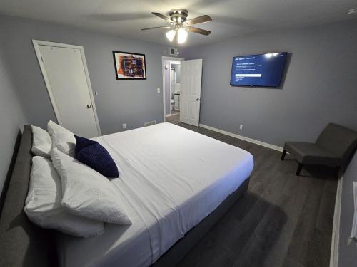 2 King Beds Near Airport - The Silver Hideaway