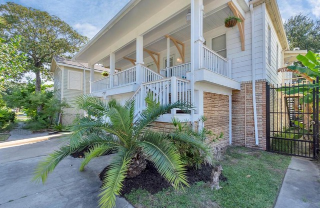 2 Kitchens,2 Living Rooms,4 Bedrooms-Close to all!